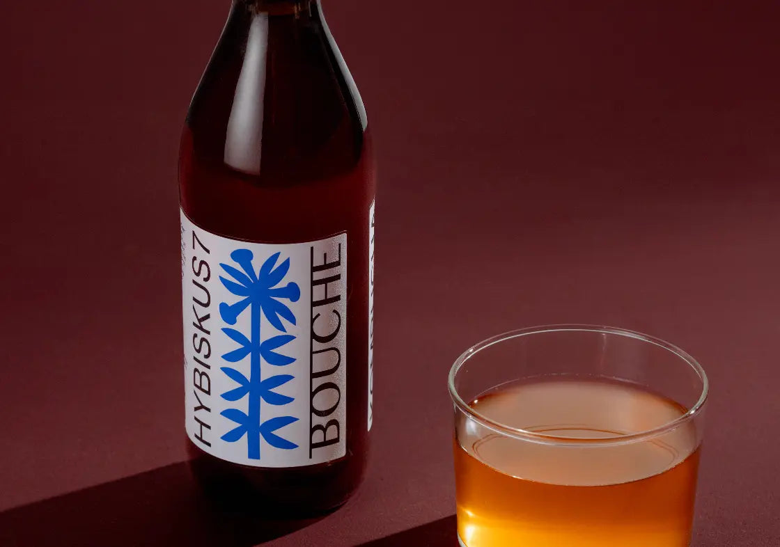 DIE-7-IN-HIBISKUS7-IST-KEIN-TIPPFEHLER-ES-GIBT-EINEN-GRUND-DAFÜR BOUCHE • KOMBUCHA