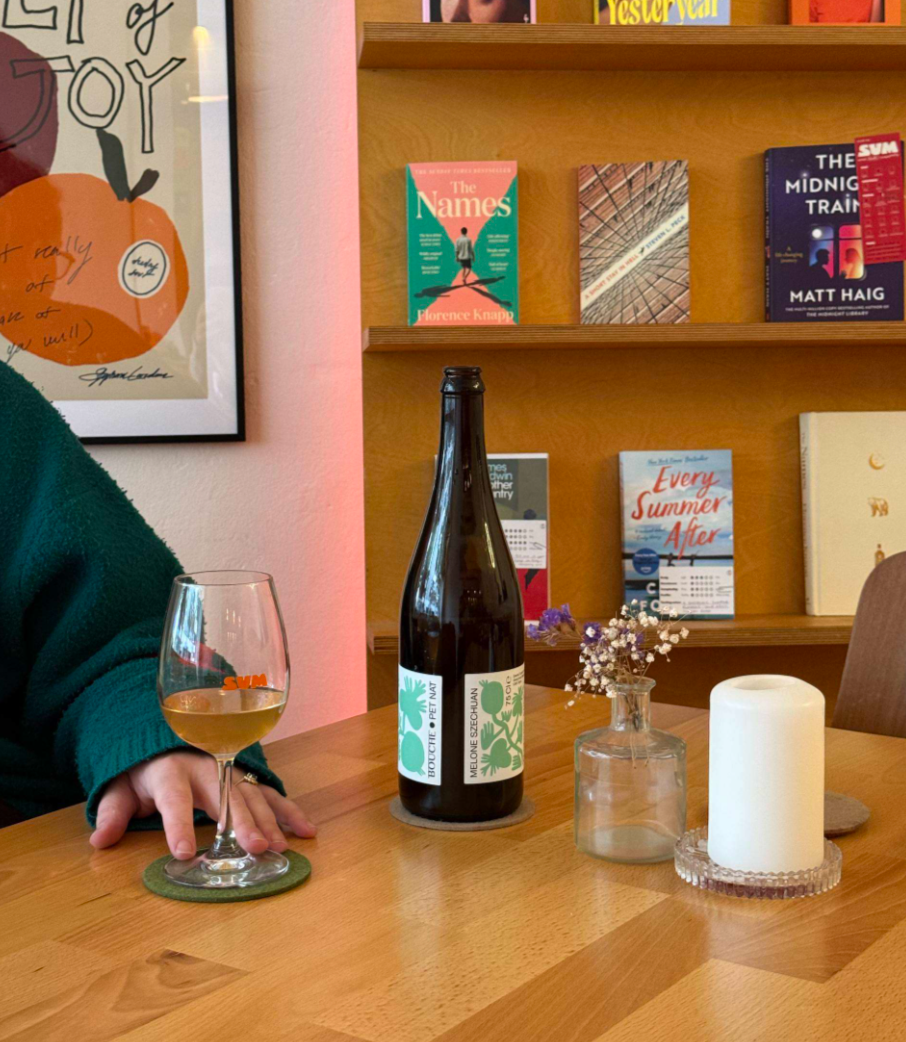 GUTE BÜCHER • GUTE DRINKS • GUTE GESELLSCHAFT • EIN JAHR SUM.